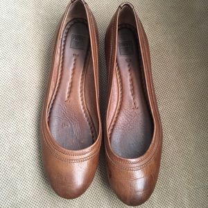 Frye Carson flats size 37.5